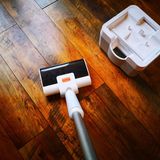 Der Mopp muss ab und an auf den Eimer gestellt werden, so nimmt die Rolle Wasser an und das gerät wird ausgespült.