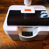 Hier sprudelt der Reiniger durch den Kopf des Mopps und landet im unteren Behälter.