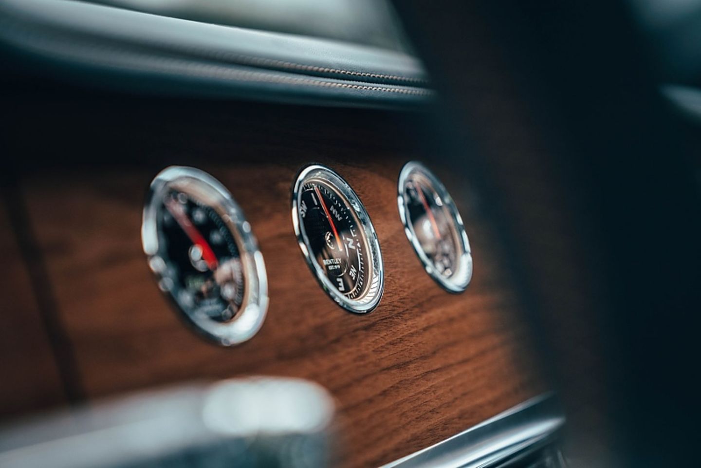 Auch der Bentley Flying Spur V8 hat das rotierende Display
