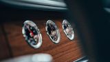 Auch der Bentley Flying Spur V8 hat das rotierende Display