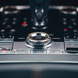 Auf der breiten Mittelkonsole befinden sich viele Bedienelemente