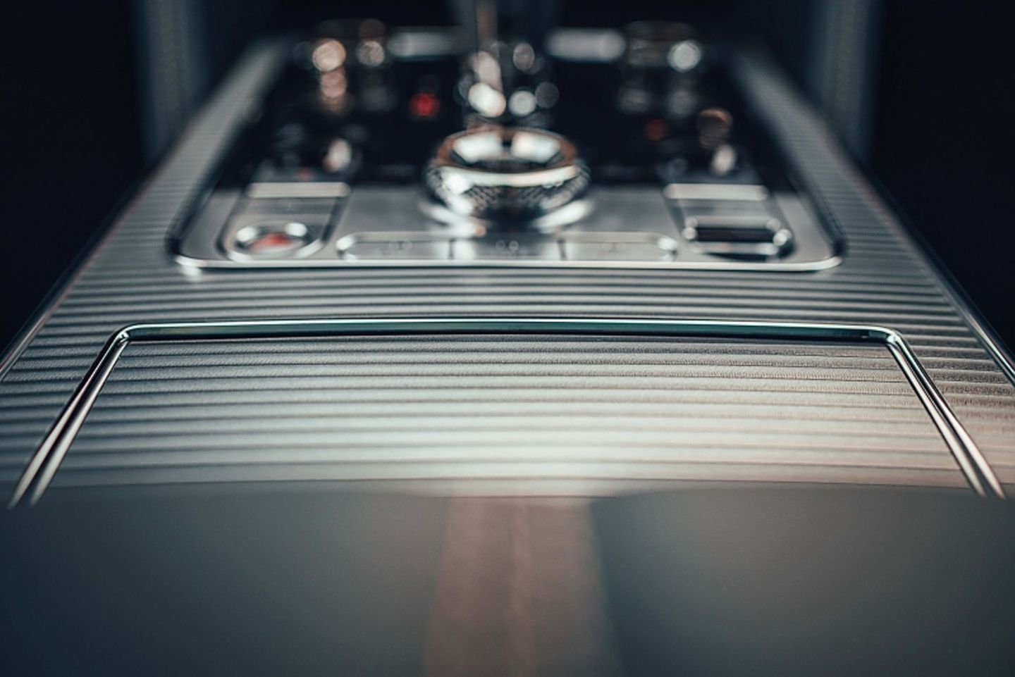 Das Interieur ist mit edlen Materialien gespickt