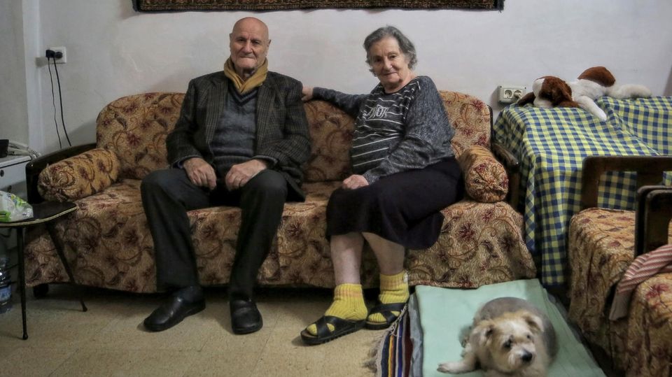 Therese Adib und ihr Mann Hanna in ihrer Wohnung in Beirut Therese Adib und ihr Mann Hanna in ihrer Wohnung in Beirut