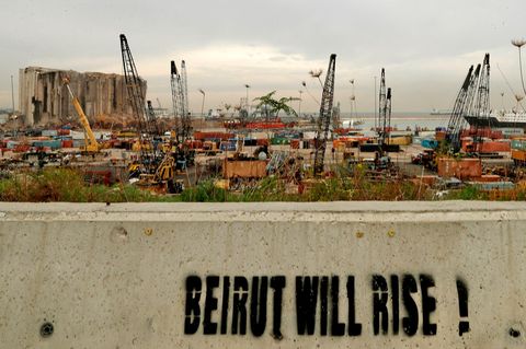 "Beirut wird auferstehen", hat jemand auf eine Mauer am zerstörten Hafen der libanesischen Hauptstadt gesprüht