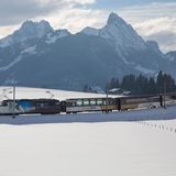 Golden Pass Bahn, von Zweisimmen nach Montreux  Das perfekte Panorama bietet eine Fahrt mit der Golden Pass Line. Von Zweisimmen nach Montreux geht es quer durch das Berner Oberland. Insgesamt führt die Bahnstrecke an drei Pässen, den berühmten 4000-er Alpen und acht Seen vorbei. Nach jedem Tunnel wartet eine neue atemberaubende Aussicht auf die Mitfahrer. Ein besonderes Highlight: Beim Ticketkauf gibt es die Auswahl zwischen einem normalen Zug und der Panoramic-Variante. Hier kann man die Bergspitzen durch ein Glasdach bestaunen. Tickets und Informationen gibt es hier.