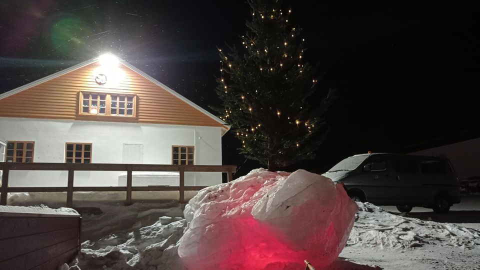 Forschungsstation Awipev mit Weihnachtsbaum und bunt beleuchtetem Eis Forschungsstation Awipev mit Weihnachtsbaum und bunt beleuchtetem Eis