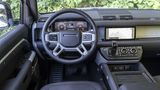 Das Cockpit spielt mit der geometrischen Strenge die Geländewagen-Karte