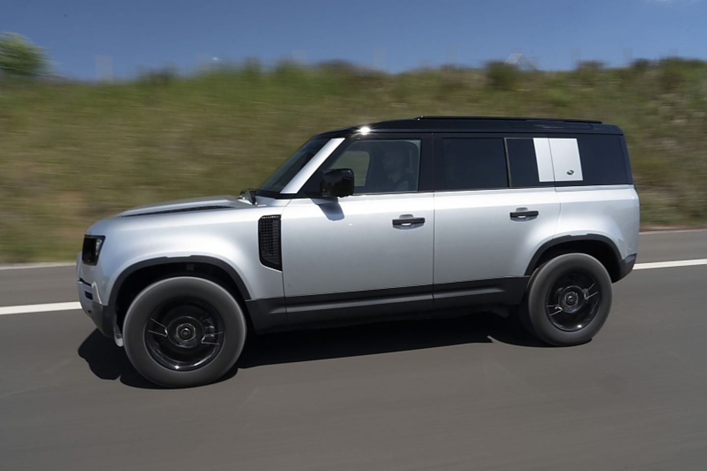 Der Land Rover Defender 110 ist samt Ersatzreifen 5,02 Meter lang