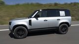 Der Land Rover Defender 110 ist samt Ersatzreifen 5,02 Meter lang