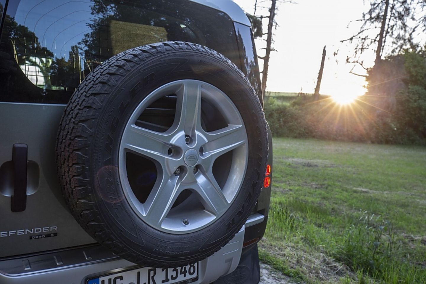 Nicht vergessen beim Einparken: der Ersatzreifen plus die seitlich angeschlagene Hecktüre