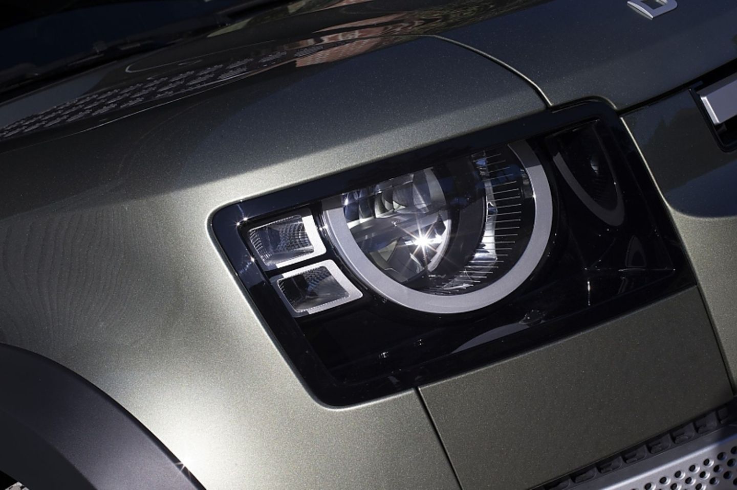 Die LED-Scheinwerfer leuchten die Straße gut aus