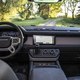 Der Innenraum ist gespickt mit Ablagen