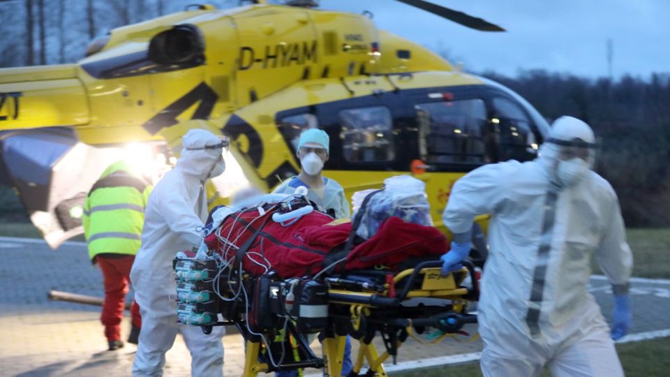 Ein Notarzt-Hubschrauber bringt einen Corona- Intensivpatienten aus Sachsen in das Klinikum Südstadt in Rostock.