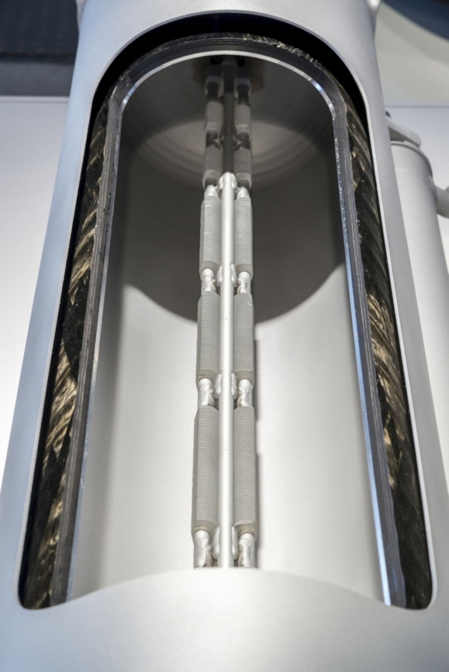 Die Cryomotive Wasserstofftanks müssen, anders als herkömmliche, nur 300 bar Druck aushalten