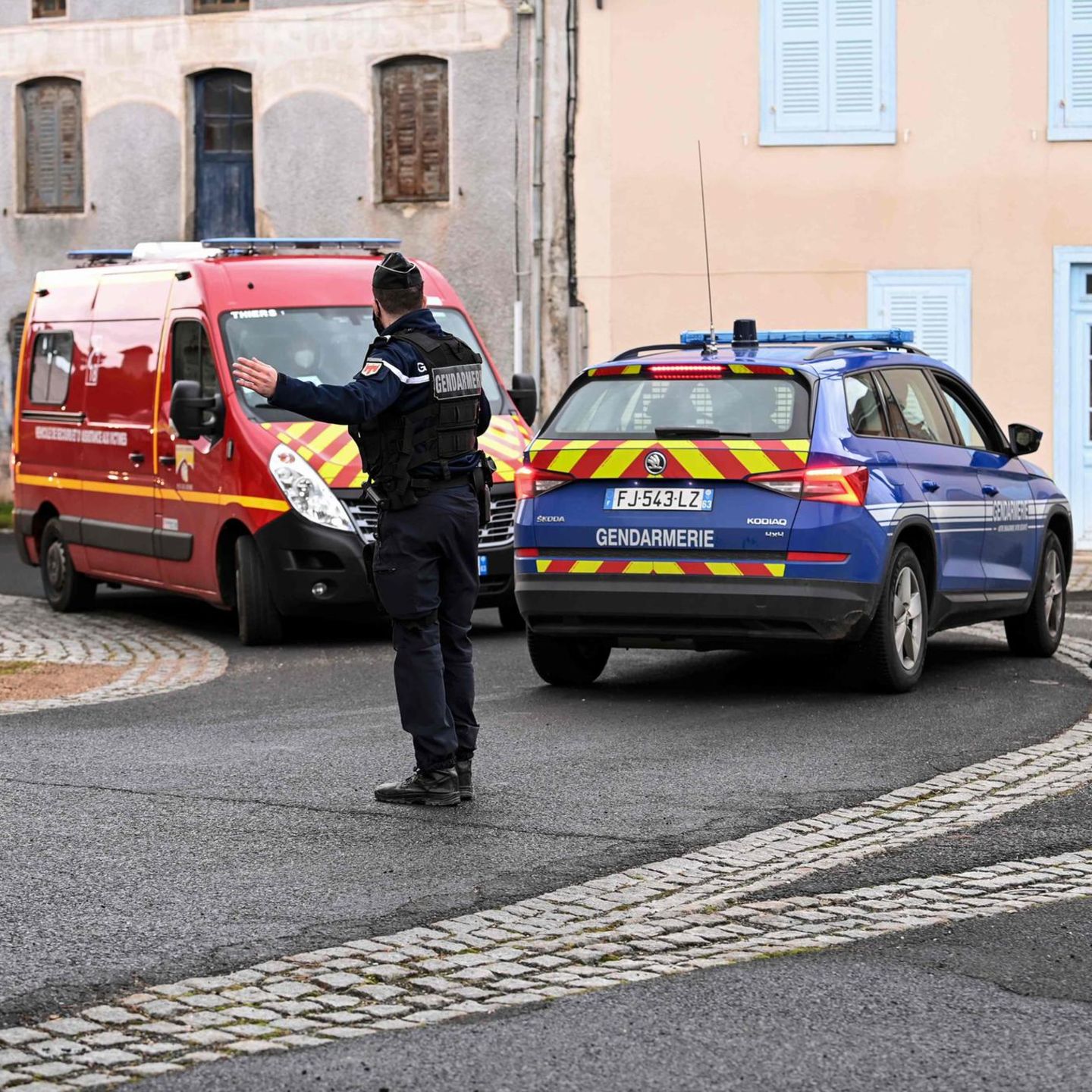 Frankreich Drei Gendarmen Bei Dramatischem Rettungsversuch Erschossen Stern De