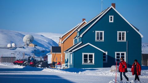 Das "blaue Haus" ist das Herz der AWIPEV-Station auf Spitzbergen