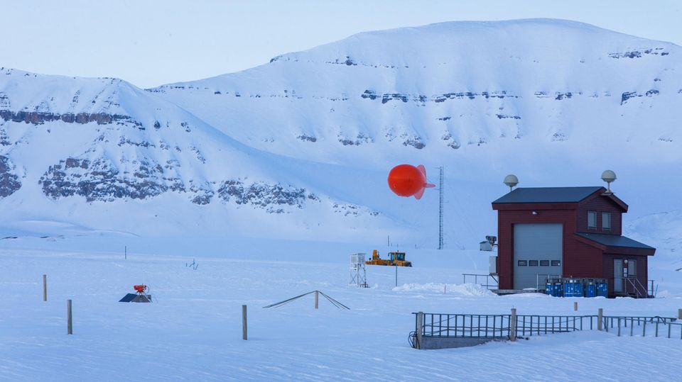 Ein Gerätehaus der Station inmitten der Polarlandschaft