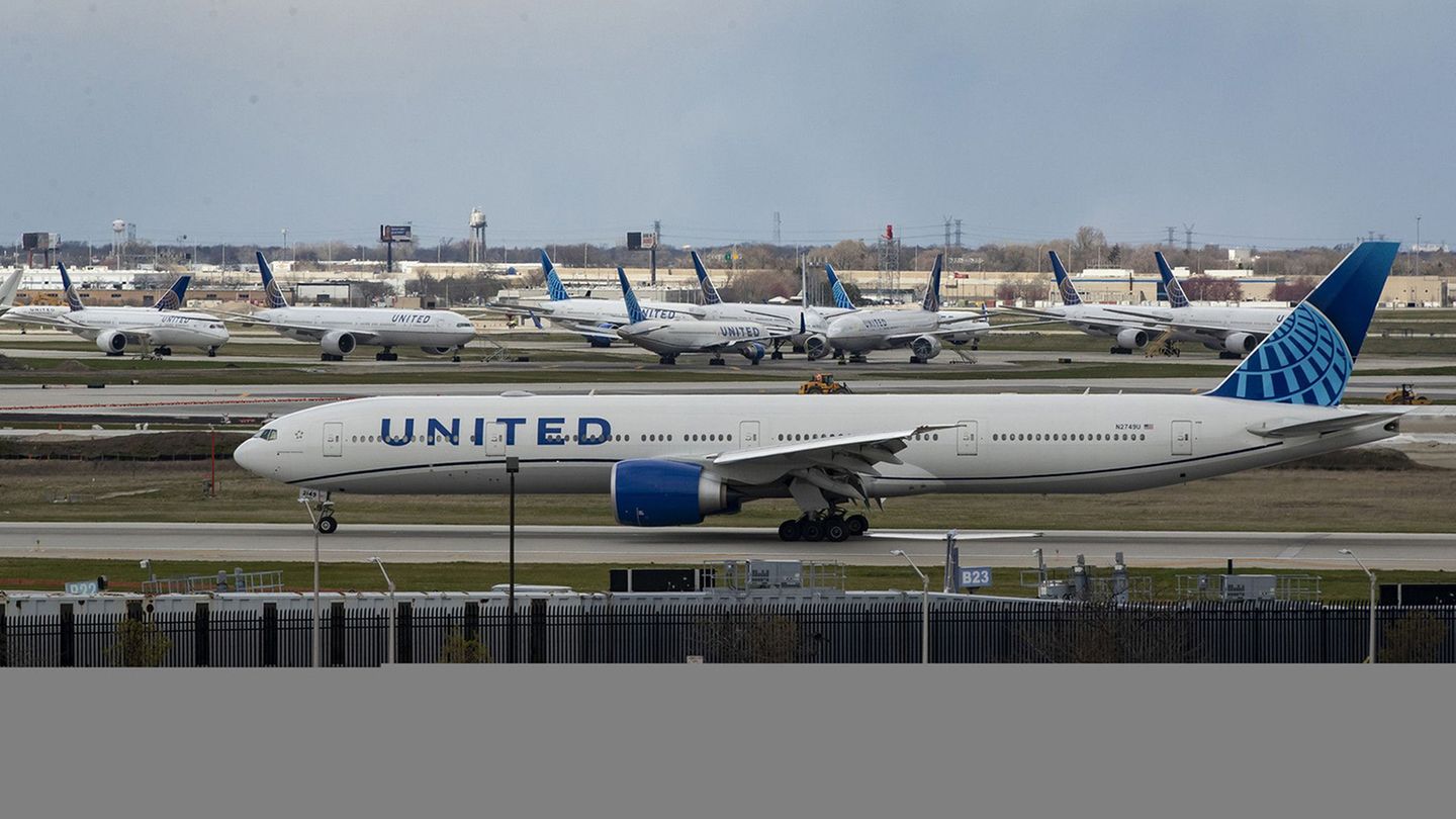 Flugzeug der United Airlines auf dem Rollfeld
