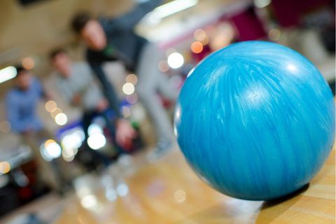 Eine Bowlingkugel auf einer Bowlingbahn