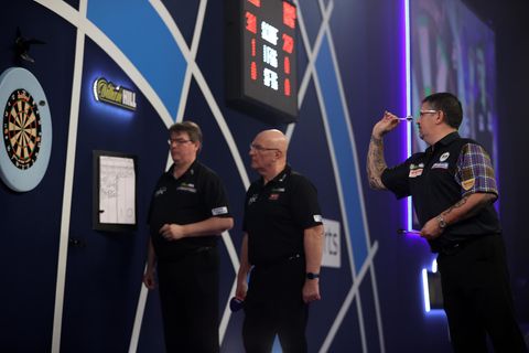 Darts-WM 2021: Gary Anderson wirft auf der Bühne des Ally Pall einen Pfeil