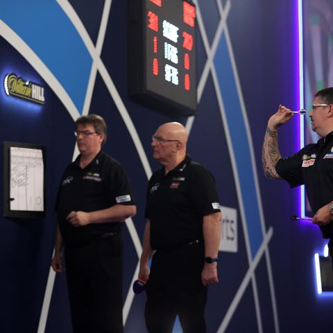 Darts-WM 2021: Gary Anderson wirft auf der Bühne des Ally Pall einen Pfeil
