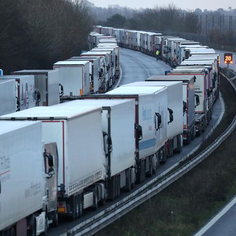 Nach Grenzschließung: LKW-Fahrer im Mega-Stau vor Dover: "Man behandelt uns wie Schweine"