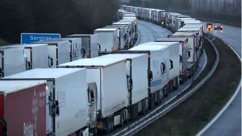 Nach Grenzschließung: LKW-Fahrer im Mega-Stau vor Dover: "Man behandelt uns wie Schweine"