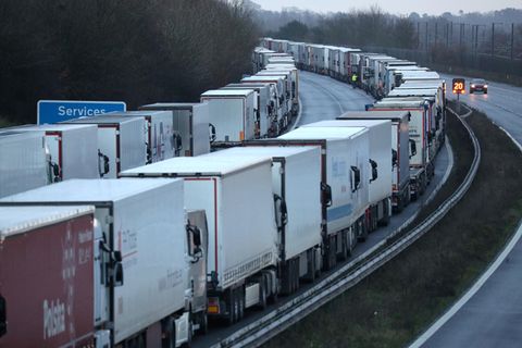 Nach Grenzschließung: LKW-Fahrer im Mega-Stau vor Dover: "Man behandelt uns wie Schweine"
