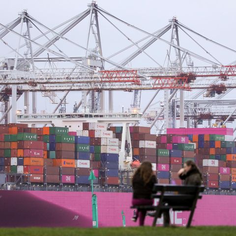 Ein Containerschiff im Hafen von Southampton