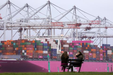 Ein Containerschiff im Hafen von Southampton