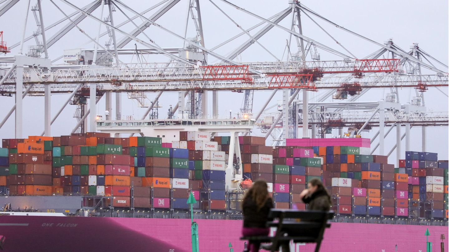Ein Containerschiff im Hafen von Southampton