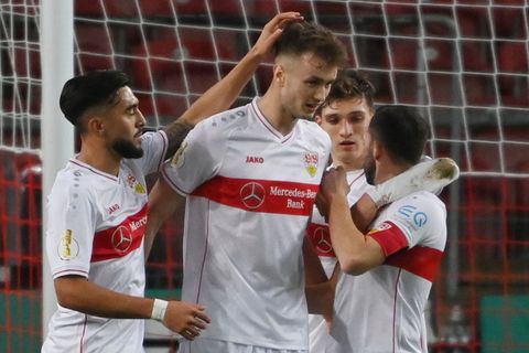 Die Stuttgarter Spieler jubeln mit Torschütze Sasa Kalajdzic (m.) nach dem Tor zum 1:0