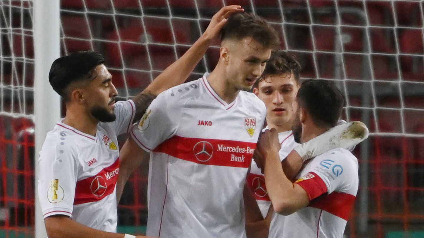 Die Stuttgarter Spieler jubeln mit Torschütze Sasa Kalajdzic (m.) nach dem Tor zum 1:0