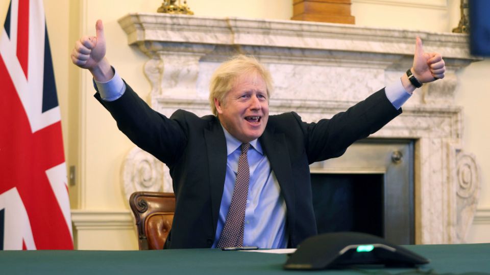 Premier Johnson freut sich über den geschafften Brexit-Deal an Heiligabend.