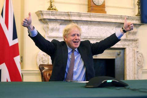 Premier Johnson freut sich über den geschafften Brexit-Deal an Heiligabend.
