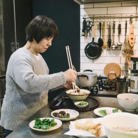 In Japan essen viele Menschen besonders achtsam, was Wissenschaftler*innen zufolge der Schlüssel für ein langes Leben sein könnte.