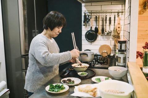 In Japan essen viele Menschen besonders achtsam, was Wissenschaftler*innen zufolge der Schlüssel für ein langes Leben sein könnte.