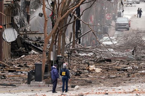 Einsatzkräfte arbeiten am Ort einer heftigen Explosion in der Innenstadt