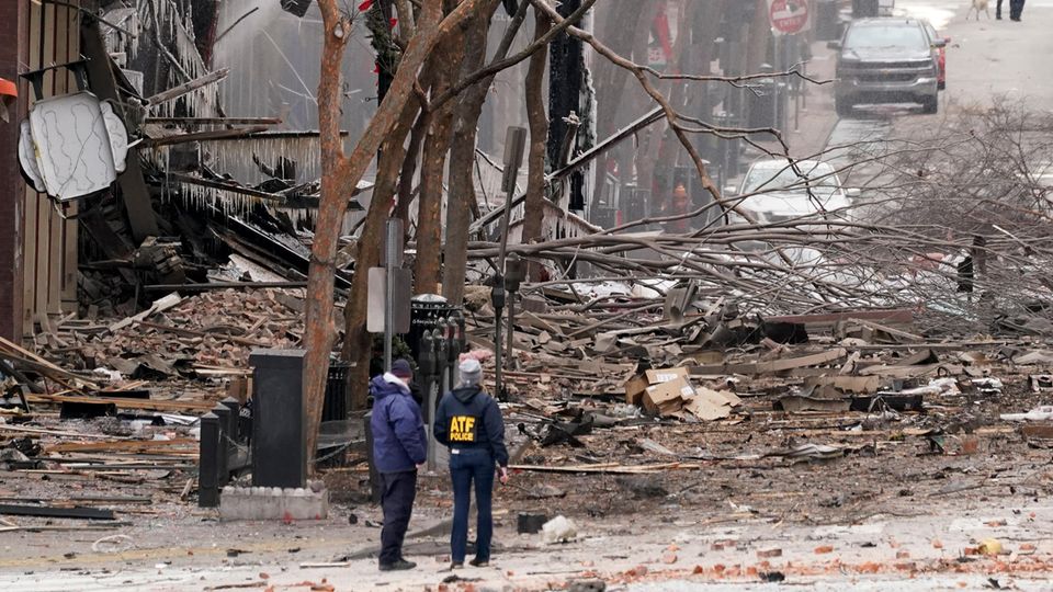 Einsatzkräfte arbeiten am Ort einer heftigen Explosion in der Innenstadt