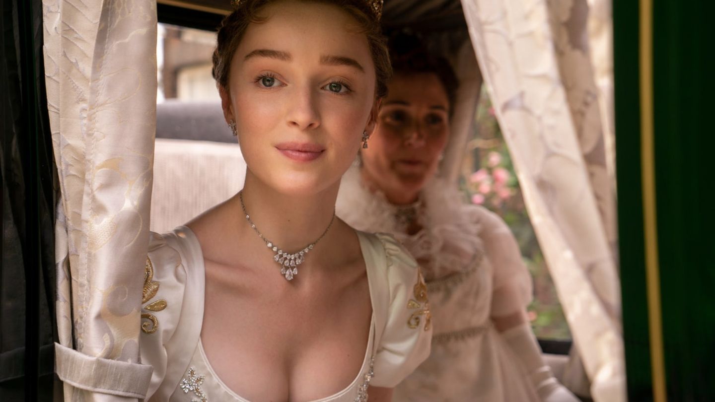 Mit Klugheit und Dekolleté muss sich Daphne (Phoebe Dynevor) ihren Weg ins Leben bahnen.