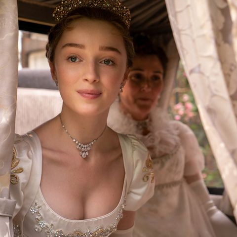 Mit Klugheit und Dekolleté muss sich Daphne (Phoebe Dynevor) ihren Weg ins Leben bahnen.
