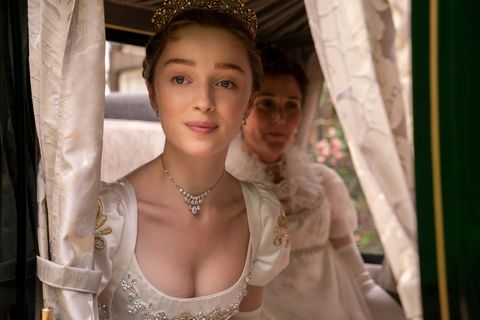 Mit Klugheit und Dekolleté muss sich Daphne (Phoebe Dynevor) ihren Weg ins Leben bahnen.