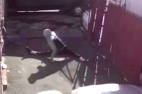Dieser Paketbote war früher Profi-Tänzer und versüßt einer Familie die Festtage