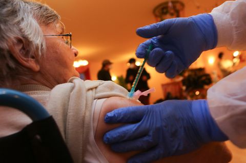 Der erste Piks in Deutschland: Eine 101-Jährige aus Halberstadt erhält im Seniorenzentrum Krüger bereits am Samstag die Impfung.