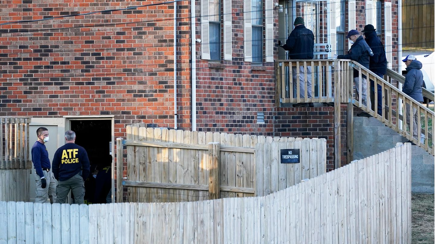 Ermittler des FBI und des ATF (Bureau of Alcohol, Tobacco, Firearms and Explosives) untersuchen ein Haus in Nashville.