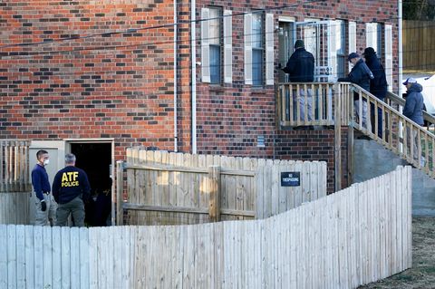 Ermittler des FBI und des ATF (Bureau of Alcohol, Tobacco, Firearms and Explosives) untersuchen ein Haus in Nashville.