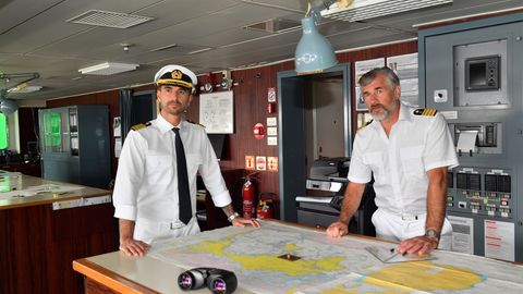 "Das Traumschiff" fuhr nach Kapstadt: Kapitän Max Parger (Florian Silbereisen, l.) und Staff-Kapitän Martin Grimm (Daniel Morgenroth, r.) nehmen Kurs auf Südafrika.
