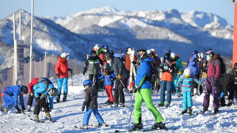 Ausflügler sind zum Skifahren auf dem Kasberg unterwegs.