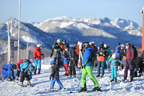 Ausflügler sind zum Skifahren auf dem Kasberg unterwegs.