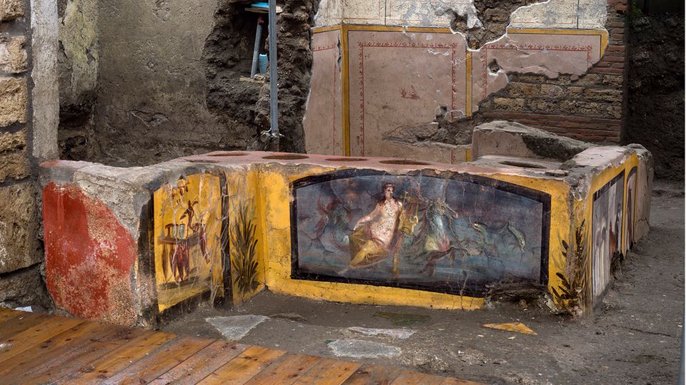 Farbefrohe Fresken zieren die Wände des antiken Straßenrestaurants in Pompeji Farbefrohe Fresken zieren die Wände des antiken Straßenrestaurants in Pompeji